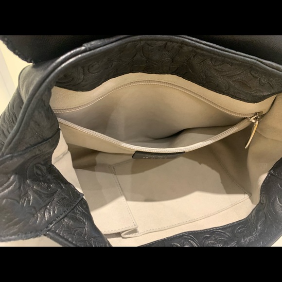 Ferragamo leather shoulder bag- like new - Picture 4 of 9